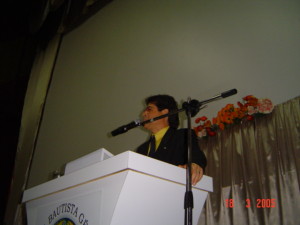 Ministrando aniversario iglesia en Valencia